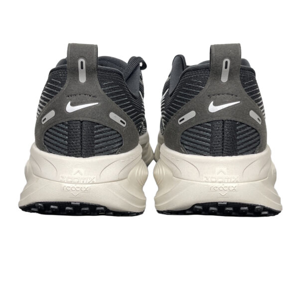 zapatillas-nike-vomero-18-negro-blanco-vista-detras