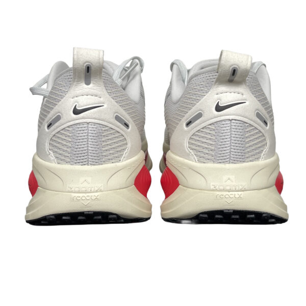 zapatillas-nike-vomero-18-tinte-platino-vista-detras