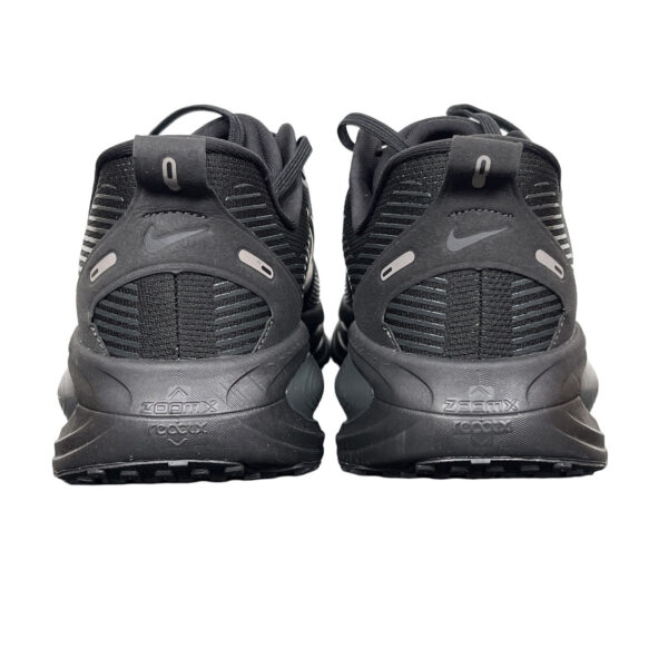 zapatillas-nike-vomero-18-triple-black-vista-detras