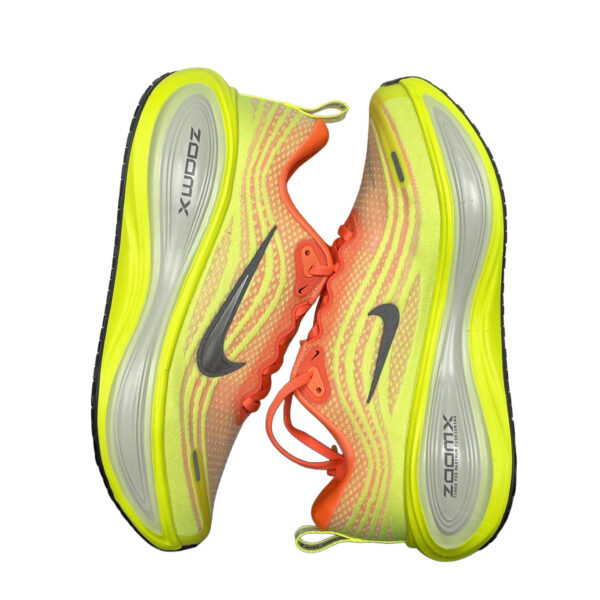 zapatillas-nike-vomero-plus-mango-lateral