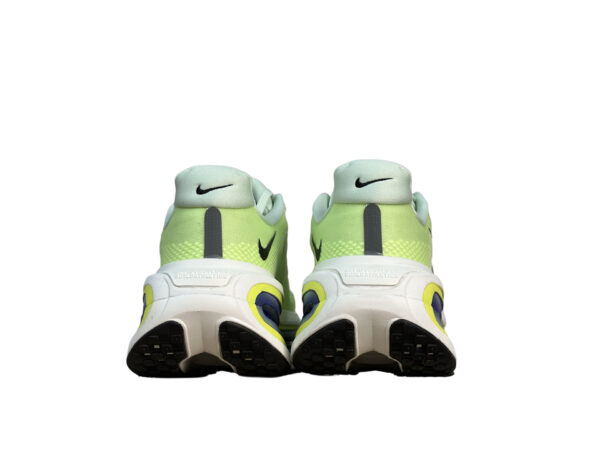 zapatillas-nike-vomero-volt-tint- vista-detras
